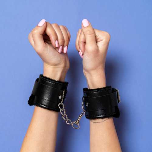 Fixing handcuffs